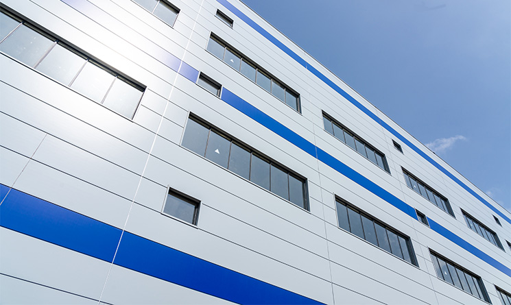 巖棉夾芯板與聚氨酯夾芯板的區(qū)別是什么？(圖1)