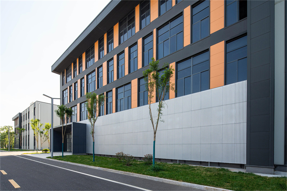 巖棉夾芯板在產(chǎn)業(yè)園中的應(yīng)用(圖2)