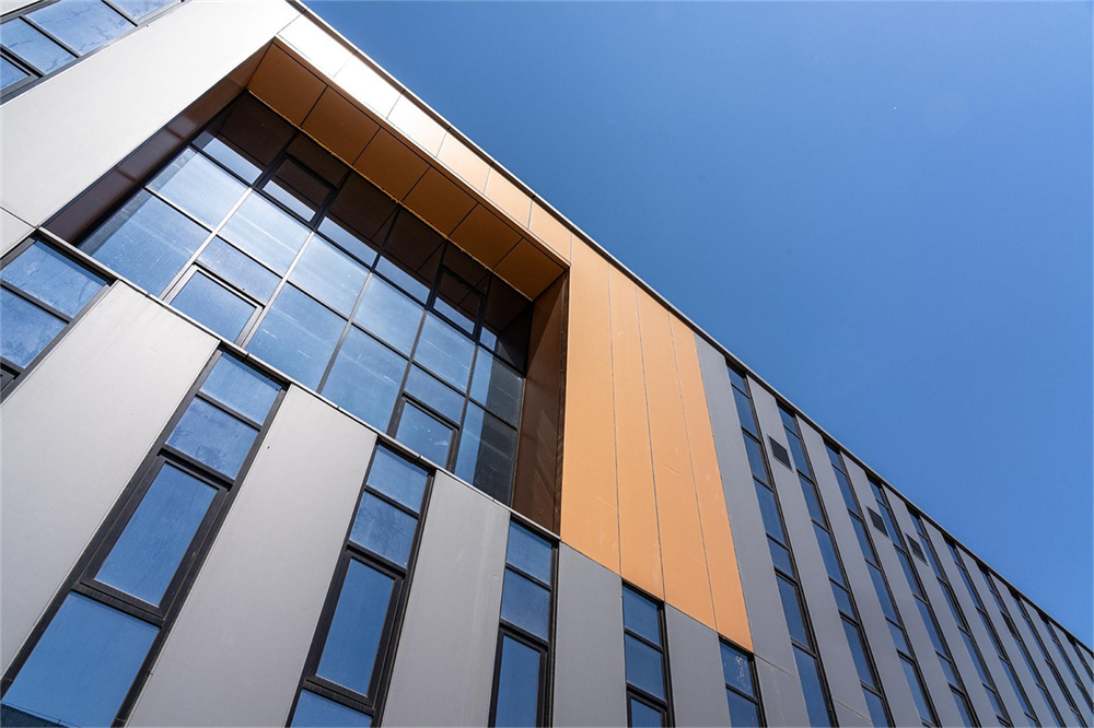 巖棉夾芯板在產(chǎn)業(yè)園中的應(yīng)用(圖16)