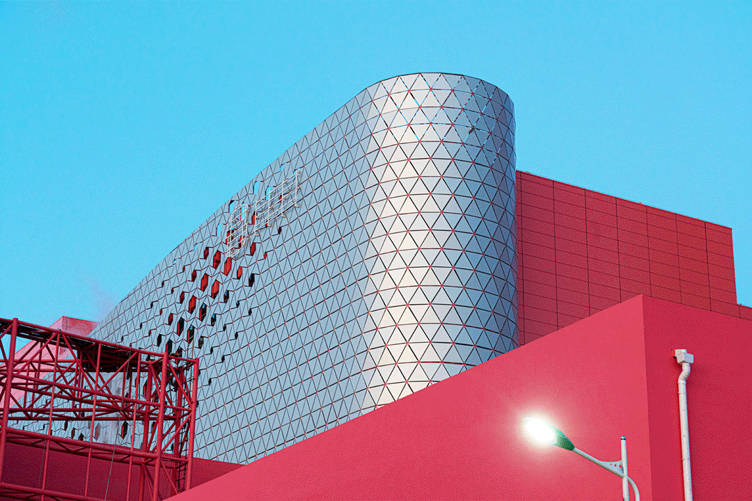 聚·變丨潘通 2025 年度代表色發布，工業建筑也可以多姿多彩(圖1)